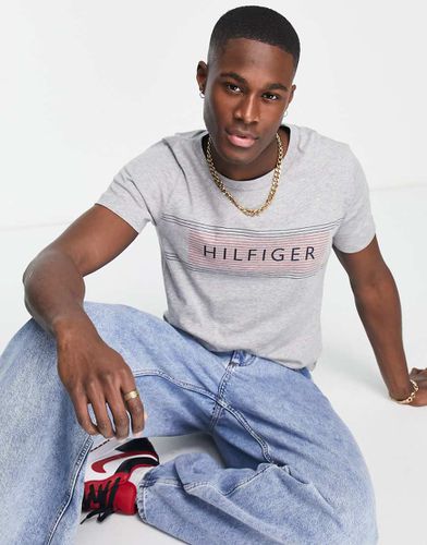 T-shirt grigia con logo a righe sul petto - Tommy Hilfiger - Modalova