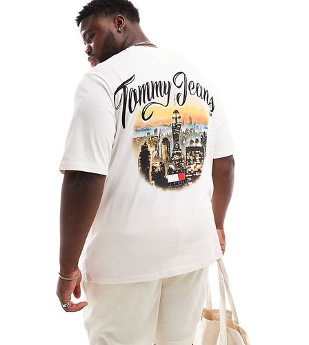 Big & Tall - T-shirt comoda sporco con logo e città vintage - Tommy Jeans - Modalova