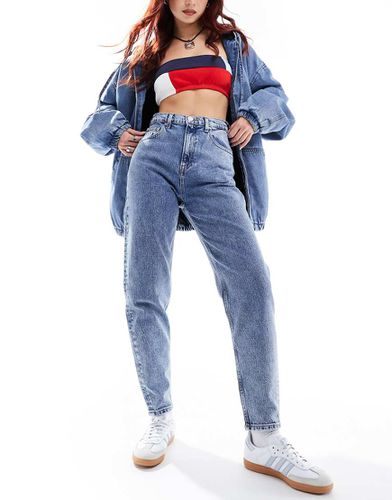 Mom jeans affusolati a vita super alta lavaggio medio - Tommy Jeans - Modalova