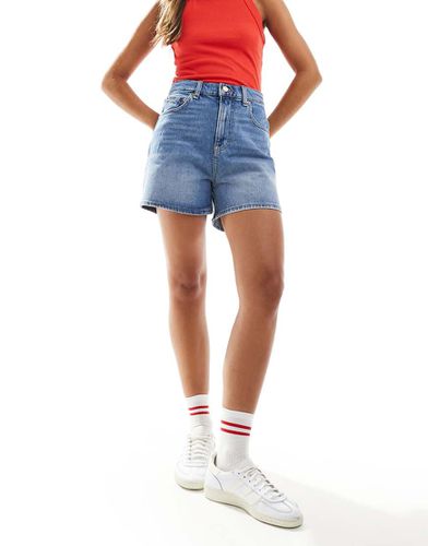 Mom shorts in denim lavaggio medio - Tommy Jeans - Modalova