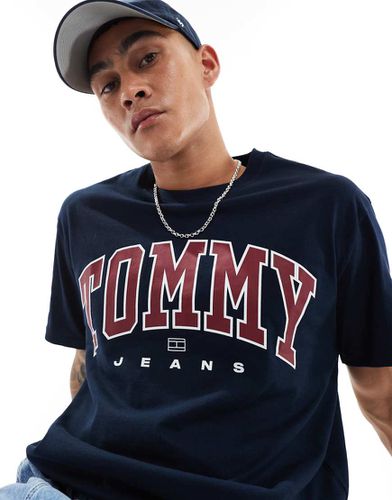 T-shirt con logo stile college ad arco - Tommy Jeans - Modalova