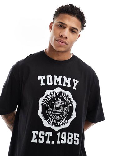 T-shirt oversize nera con stampa sportiva stile college - Tommy Jeans - Modalova