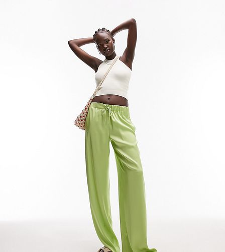 Pantaloni a fondo ampio in raso lime con vita a pieghe in coordinato - Topshop Tall - Modalova