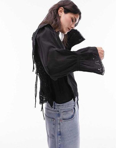 Blusa nera con volant in pizzo sangallo - Topshop - Modalova