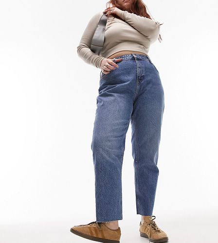 Jeans dritti cropped a vita medio alta con bordi grezzi medio - Topshop Curve - Modalova