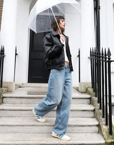 Jeans a vita bassa con cinturino sul retro effetto candeggiato vintage - Topshop - Modalova