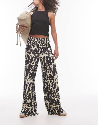 Pantaloni ampi plissé con stampa animalier sfocata - Topshop - Modalova