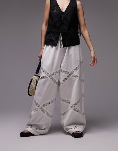Pantaloni elasticizzati a fondo ampio bianchi in lino con inserto in pizzo - Topshop - Modalova