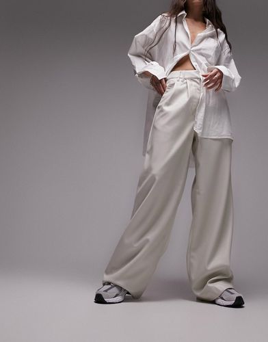 Pantaloni sartoriali a fondo super ampio in pelle sintetica color écru - Topshop - Modalova