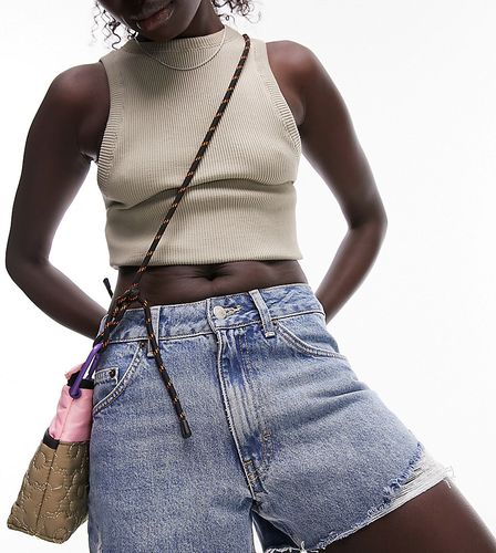 Mom shorts svasati in denim medio con strappi - Topshop Petite - Modalova