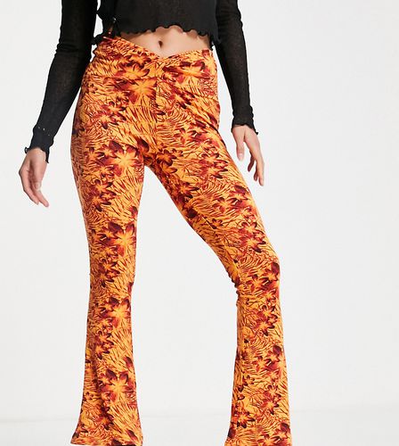 Pantaloni a zampa con intreccio e nodo sul davanti e stampa di fiori di ibisco, colore arancione - Topshop Petite - Modalova