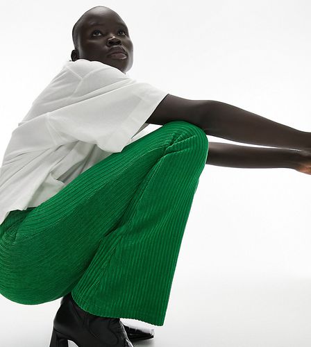 Pantaloni a zampa elasticizzati in velluto a coste verdi - Topshop Petite - Modalova