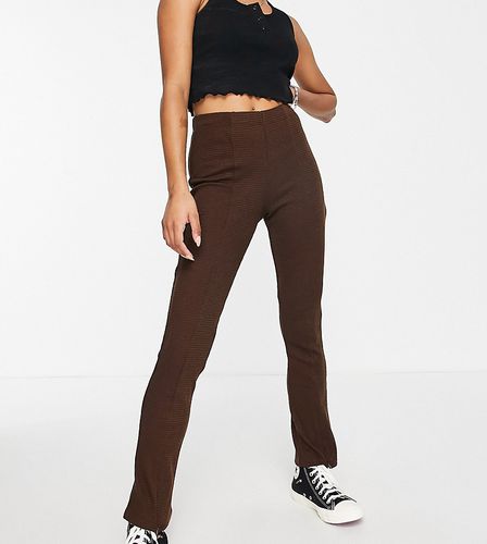 Pantaloni a zampa in piqué color cioccolato con zip sul davanti e spacco - Topshop Petite - Modalova