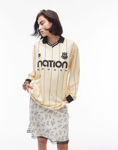 Polo a maniche lunghe limone stile maglia da calcio con grafica "Nation Soccer" - Topshop - Modalova