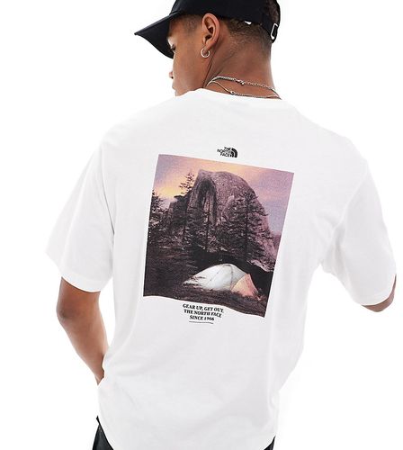Camping - T-shirt bianca con grafica rétro sulla schiena - In esclusiva per ASOS - The North Face - Modalova