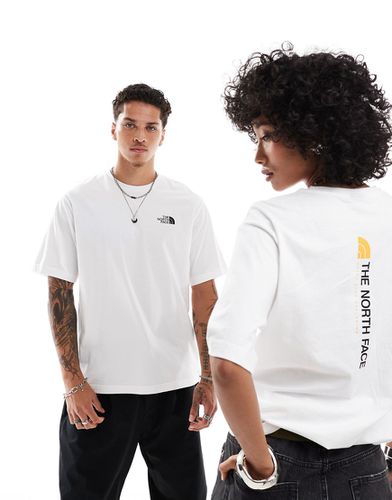 NSE - T-shirt oversize bianca con stampa del logo verticale sul retro - The North Face - Modalova
