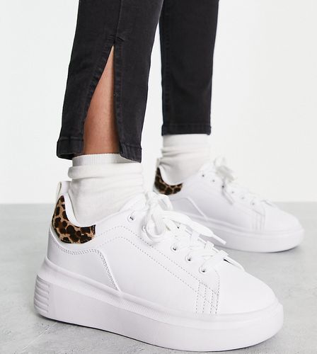 Sneakers a pianta larga con suola spessa bianche con etichetta leopardata sul tallone - Truffle Collection - Modalova
