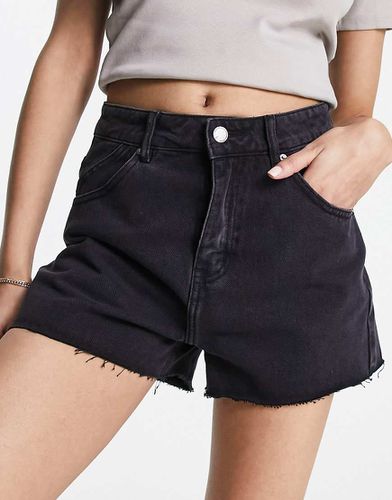 Pantaloncini di jeans a vita alta neri con orlo grezzo - Urban Revivo - Modalova