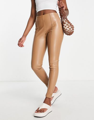 Pantaloni skinny fit in pelle sintetica color cammello - Urban Revivo - Modalova