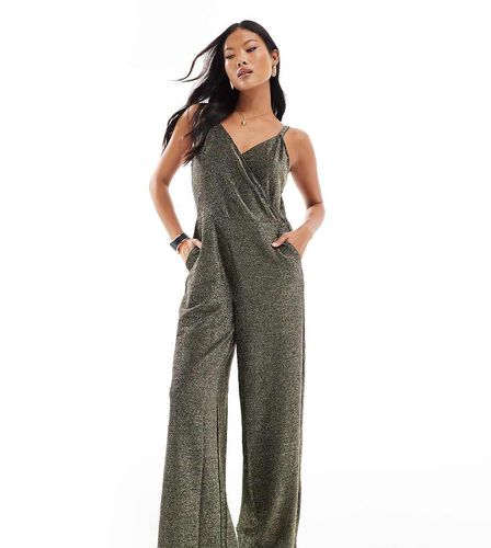 Tuta jumpsuit con fondo ampio e spalline sottili e oro glitterato - Vero Moda Petite - Modalova