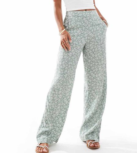 Pantaloni a fondo ampio color salvia a fiori - Vero Moda Petite - Modalova