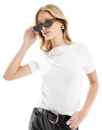 T-shirt aderente bianca con scollo a barchetta - Vero Moda - Modalova