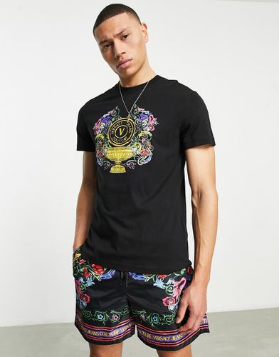 T-shirt nera con logo a V con motivo giardino - Versace Jeans Couture - Modalova