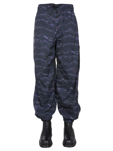 Jogging pants with camou print - marcelo burlon county of milan - Modalova