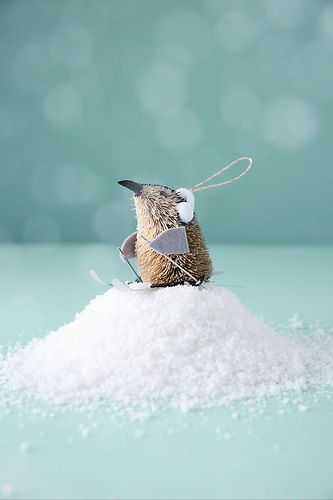 Ornement Pingouin en Soies chez Anthropologie - studio THIE - Modalova