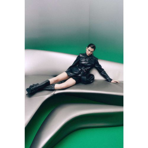 Die Glam-Rock DNA von Patrizia Pepe zeigt sich in der Bikerjacke aus weichem Stoff mit Coated Finish und mit abnehmbarem Gürtel. Ausdrucksstark und z - 8058701383344 - Modalova