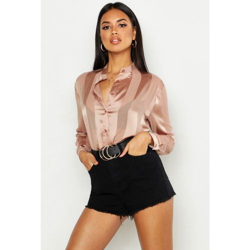 Camicia in raso a righe senza colletto - boohoo - Modalova