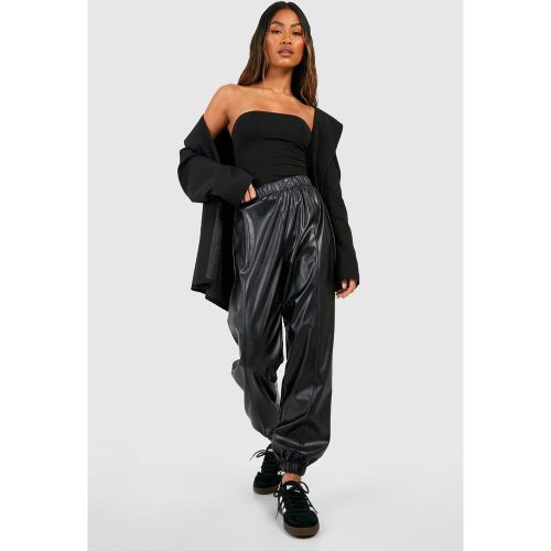 Pantaloni tuta a vita alta effetto pelle stile Cargo - boohoo - Modalova