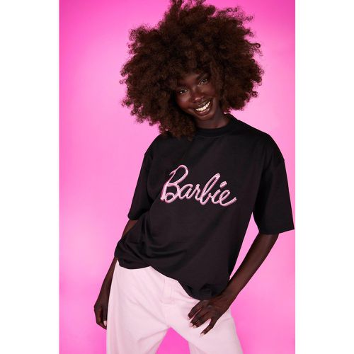 T-shirt oversize con stampa di slogan Barbie - boohoo - Modalova