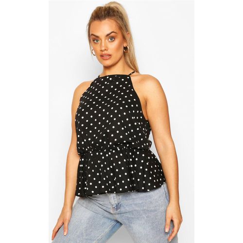 Top smanicato Plus Size a pois con volant sul fondo - boohoo - Modalova