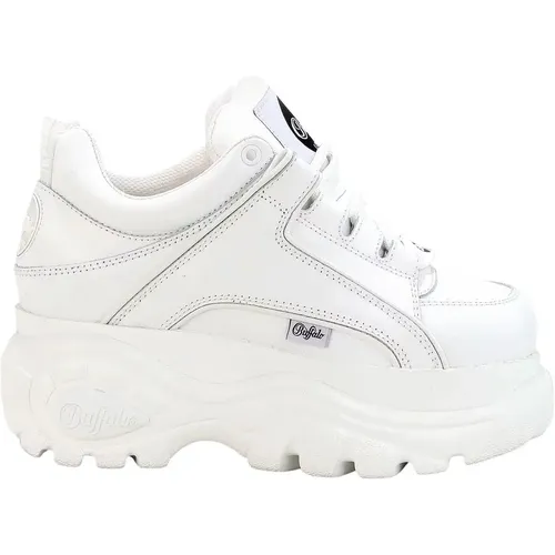 Welcome back to the 90s: Die strahlend weißen Sneakers Buffalo Classics aus echtem Leder ziehen mit ihrer superdicken, profilierten Plateausohle im W - MAG3683840 - Modalova