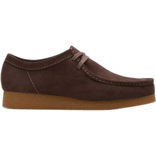 Wallabee kommt in einem leicht tragbaren hellbraunen Farbton zurück. Das ultraweiche Wildleder-Obermaterial spielt mit der Textur, während jedes iko - MAG8621117 - Modalova