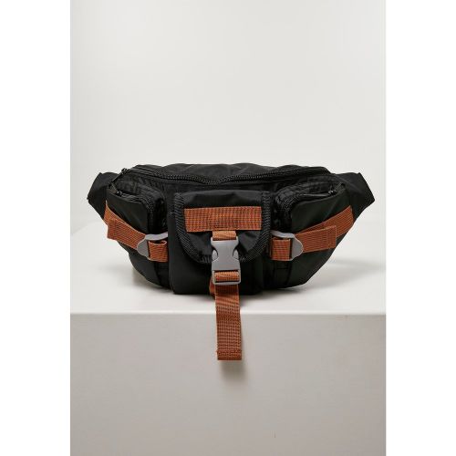 Questa borsa a tracolla orientata all'escursionista diUrban Classics ha tre scomparti esterni, cinghie applicate e chiusure a clip che offrono un look - MAG2730592 - Modalova