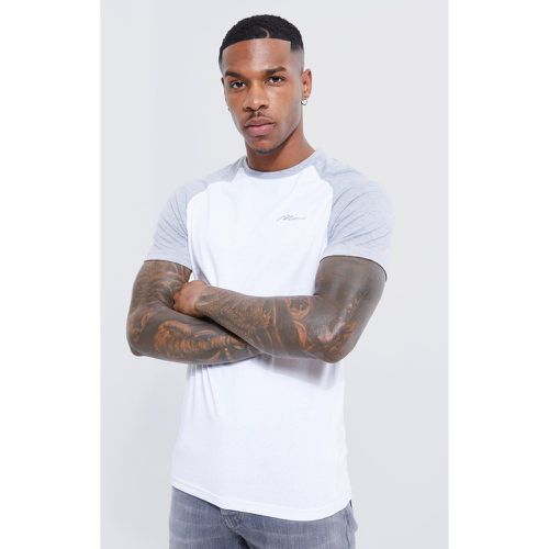 T-shirt attillata con firma Man e maniche raglan - boohoo - Modalova