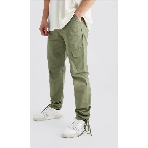 Pantaloni Cargo Tall Slim Fit in nylon ripstop tono su tono - boohoo - Modalova