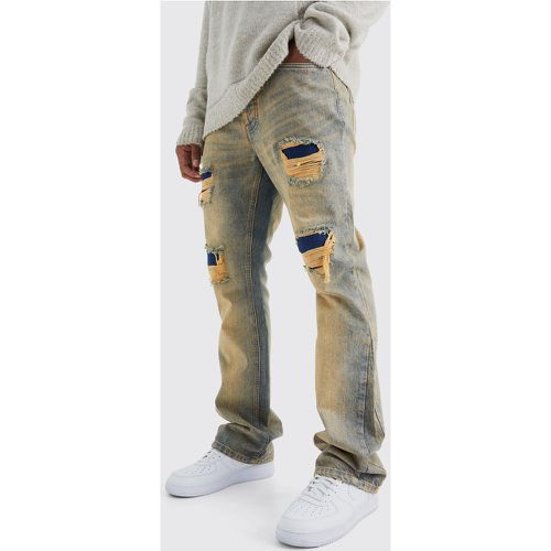 Jeans a zampa Slim Fit in denim rigido con strappi & rattoppi - boohoo - Modalova