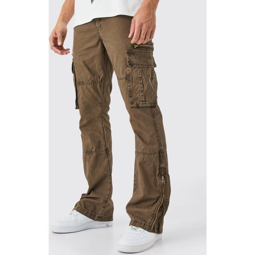 Pantaloni Cargo Slim Fit sovratinti in lavaggio acido con zip e inserti - boohoo - Modalova