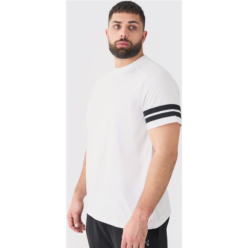 T-shirt Plus Size con pannelli a contrasto - boohoo - Modalova