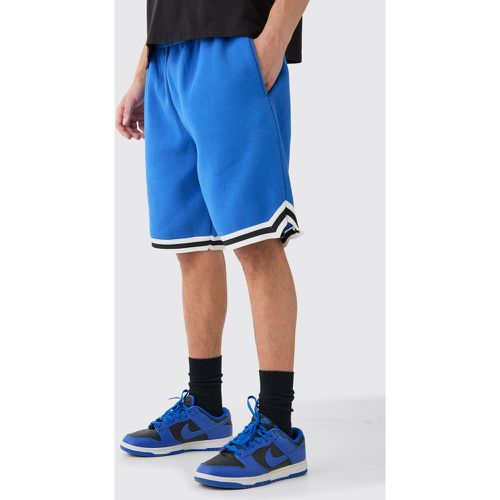 Pantaloncini da basket oversize di media lunghezza con striscia in jersey - boohoo - Modalova