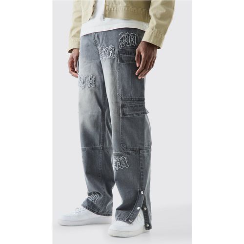 Jeans extra comodi grigi in denim rigido con applique BM e tasche Cargo - boohoo - Modalova