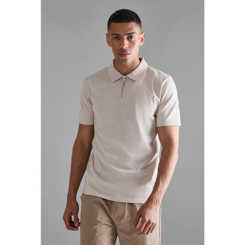 Polo Slim Fit con zip sul colletto - boohoo - Modalova