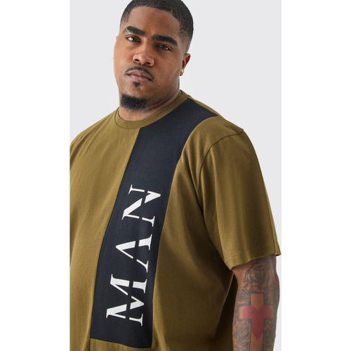 T-shirt Plus Size Man con caratteri romani a blocchi di colore oliva - boohoo - Modalova