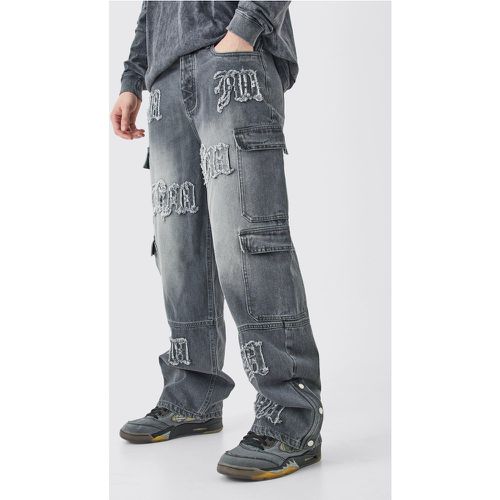 Jeans Tall extra comodi in denim rigido con applique BM e tasche Cargo - boohoo - Modalova