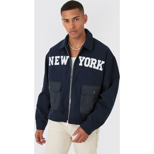 Giacca Harrington New York stile Varsity con dettagli ad altezza taschino - boohoo - Modalova