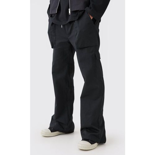 Pantaloni Cargo a zampa con vita elasticizzata e zip sul fondo - boohoo - Modalova