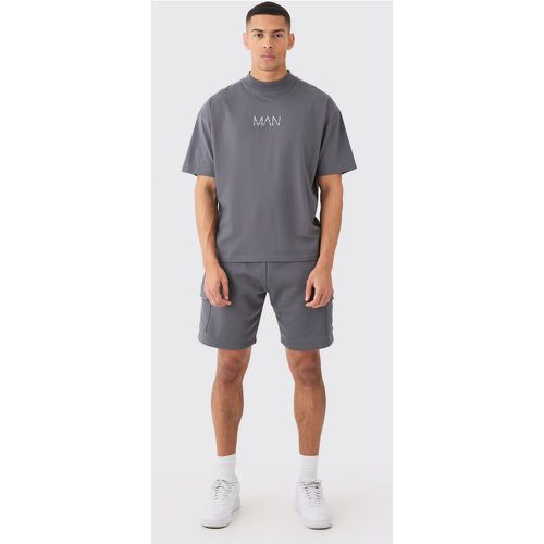 Set T-shirt Man oversize con girocollo esteso & pantaloncini Cargo - boohoo - Modalova